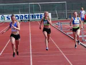 Leah til venstre vinner 200m på 27,02, tangering av norsk årsbeste i J14
