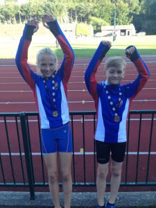 Julia Varsi og Lars Haugland Bøthun imponerte på debuten på 400m i 11-års klassene